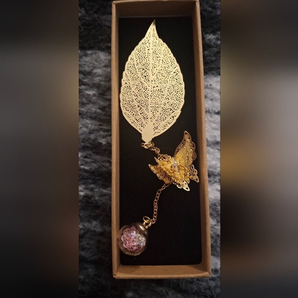 Elegant Gold Leaf and Butterfly Desk Ornament